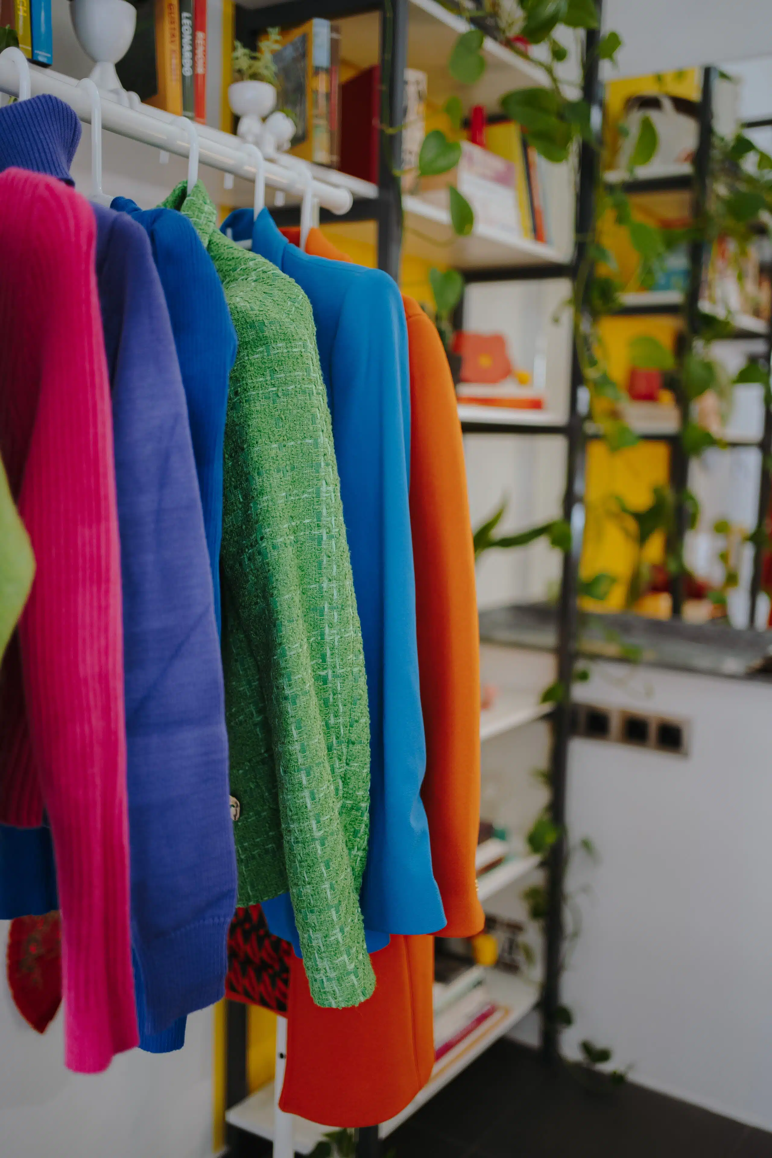 Guarda-roupa funcional organizado com peças coerentes entre si