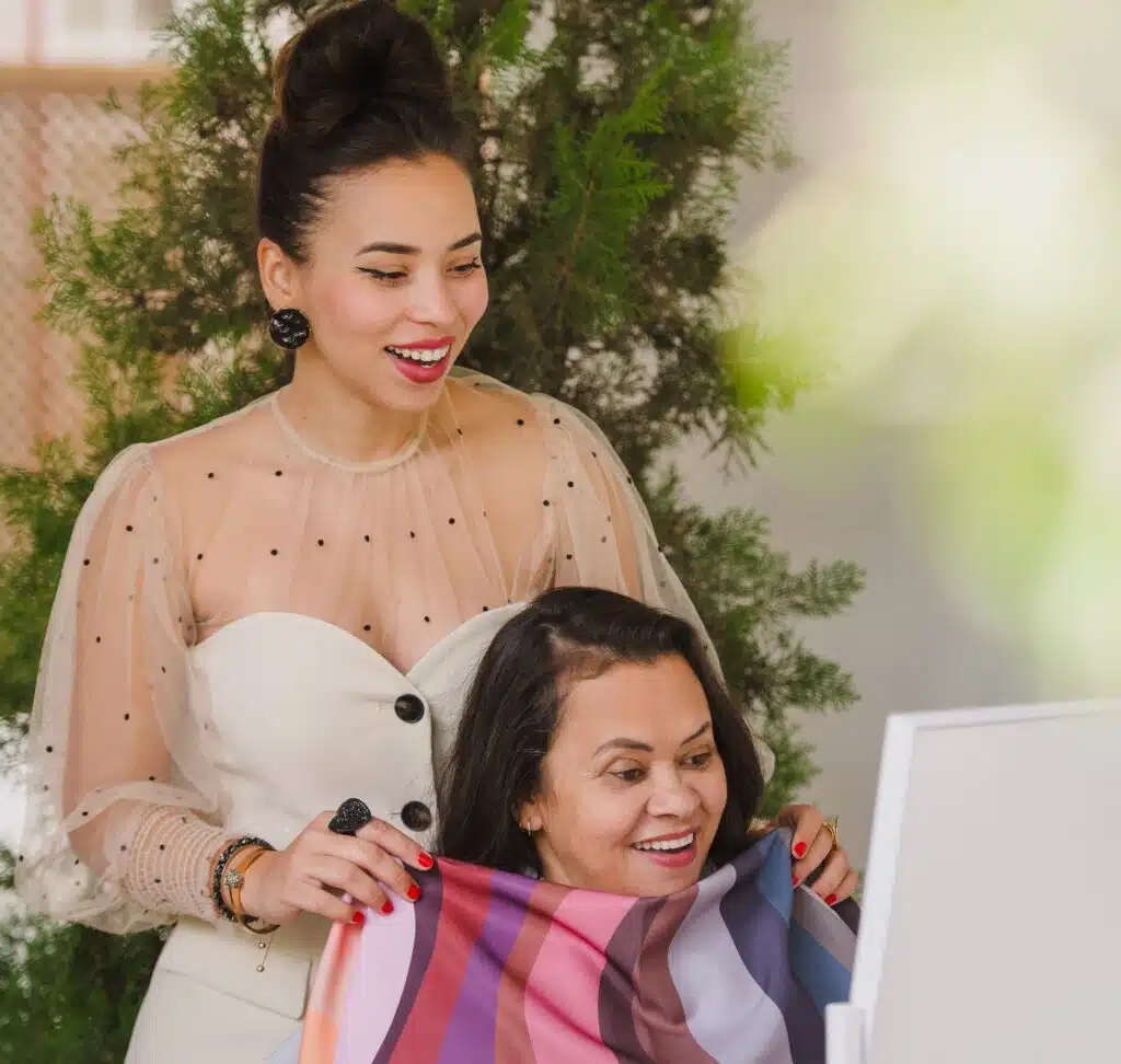 teste de coloração pessoal mostrando a diferença das cores no rosto da cliente